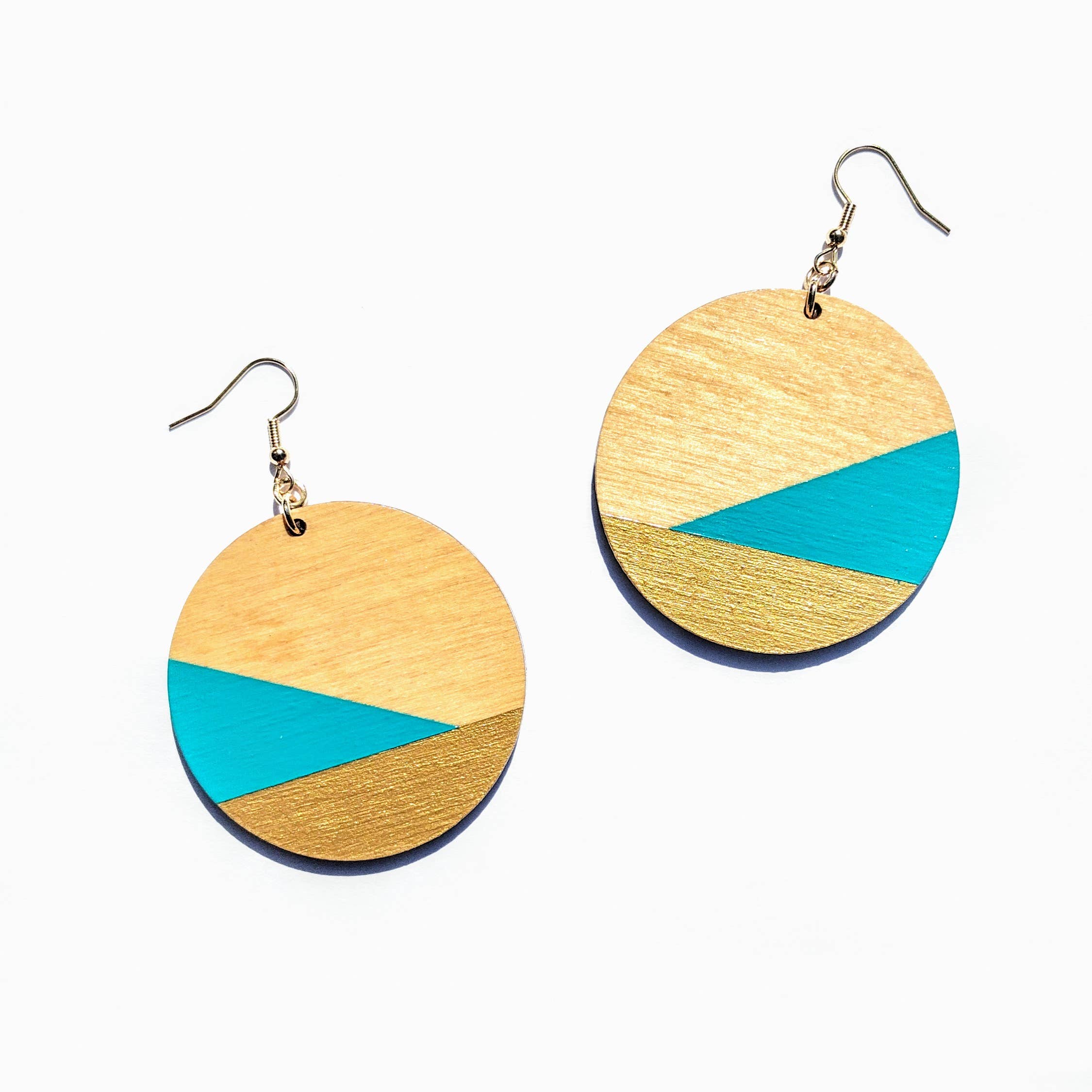 Teinture pour cèdre Boucles d'oreilles en bois à blocs de couleur trempés dans l'or Acro en vente sur Faire6