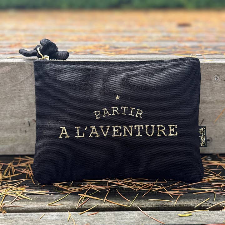 "Ge dig ut på äventyr" Svart Fodral för wholesale av Marcel & Lily