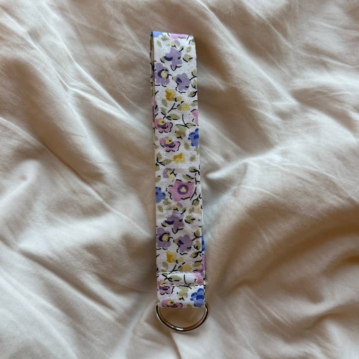 Llavero/Pulsera de Tela Hecha a Mano con Flores Moradas para venta al por mayor de StellaJude