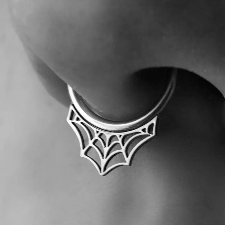 Coffynco – wholesale Näsring – The WIDOW septum-/daith-ring i rostfritt stål med clicker1