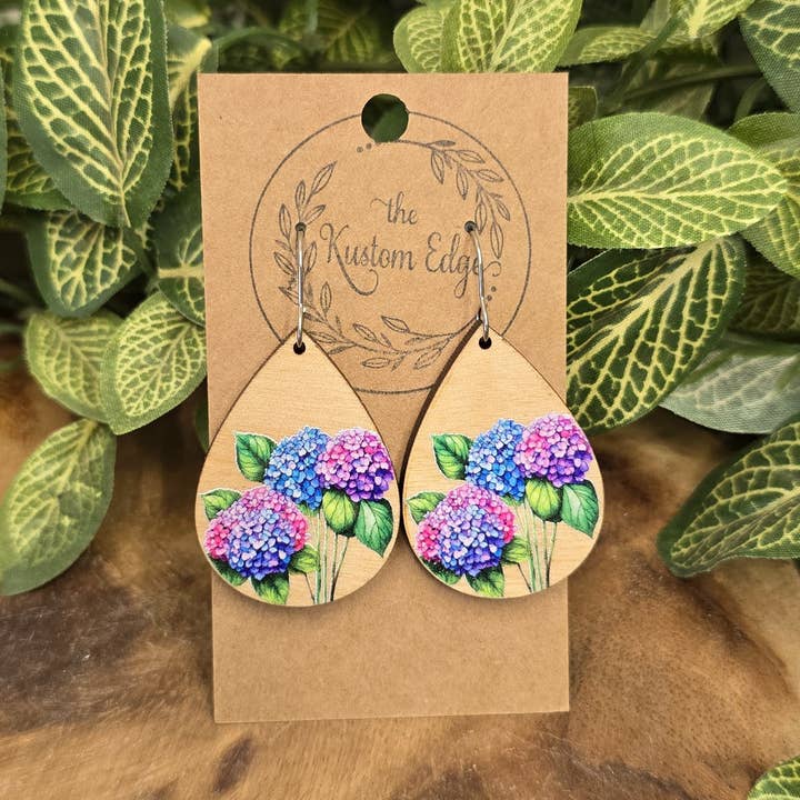 Boucles d'oreilles en forme de goutte d'eau à motif floral d'hortensia, légères, en bois pour la vente par The Kustom Edge