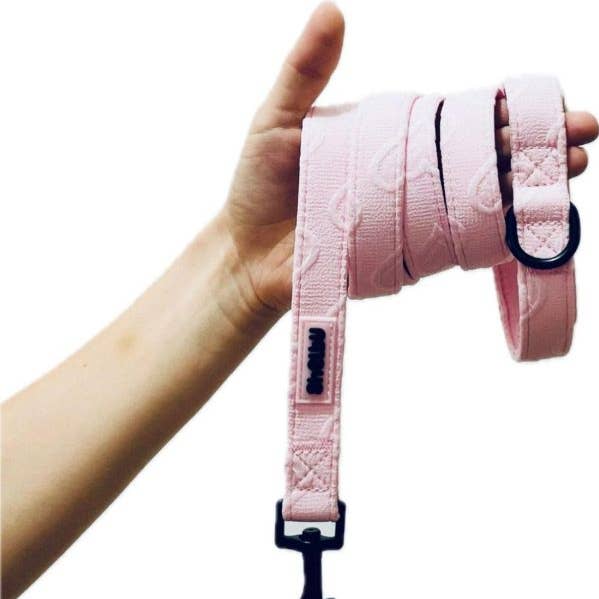 Rosa Neoprenriemen mit gestickten Herzen für den Großhandel von Shelby