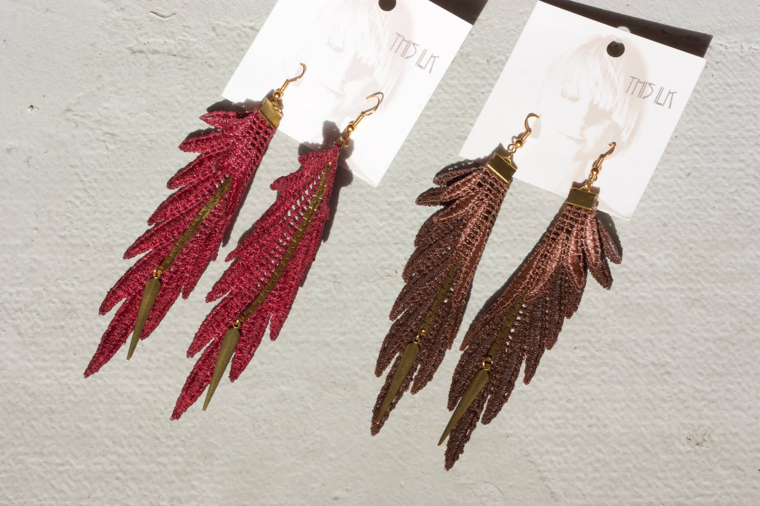 This Ilk – Großhandel Ohrhänger – Papageien-Ohrringe aus handgefärbter Spitze mit Messingkette23