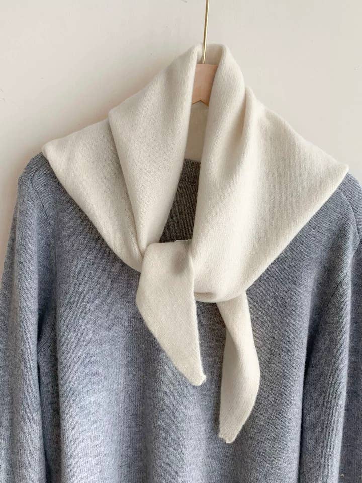 D2026-100 Effen gebreide driehoekige sjaal voor wholesale door LINETA