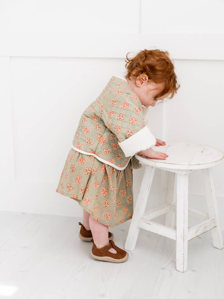 Giacca trapuntata a maniche lunghe in velluto a coste bianco sporco reversibile e stampa floreale verde salvia. per la vendita all'ingrosso da parte di Yo Baby