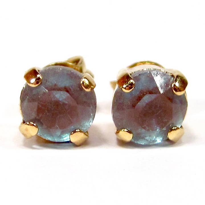 Orecchini a perno in oro con raro vetro zaffirino blu viola per la vendita all'ingrosso da parte di SoHo Schmuckmanufaktur