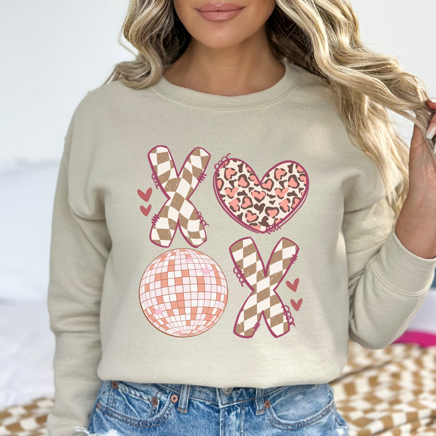 ATTA TOOD Wholesale - Wholesale Graphic Sweatshirt - Women's - Retro XOXO Valentine women's graphic sweatshirt, Boho crew0