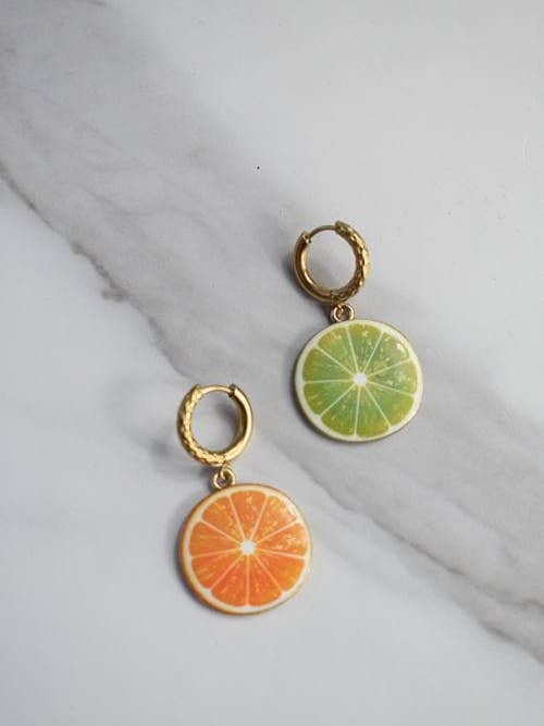 Sjov Frugt Skive Huggie Hoop Dingle Øreringe for engroshandel hos Shutterhaus