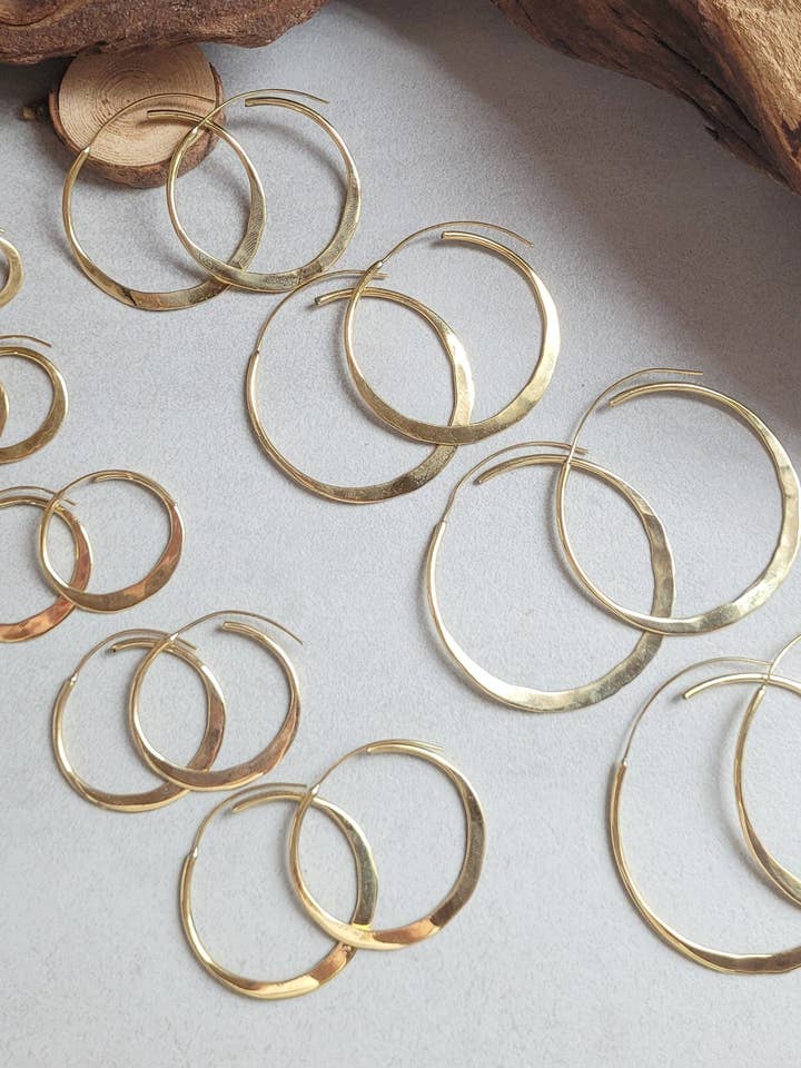 Cerchi martellati in ottone / Orecchini a cerchio / Cerchi piccoli / Cerchi grandi / Hippie / Unico / Spedizione gratuita per la vendita all'ingrosso da parte di Laboheme