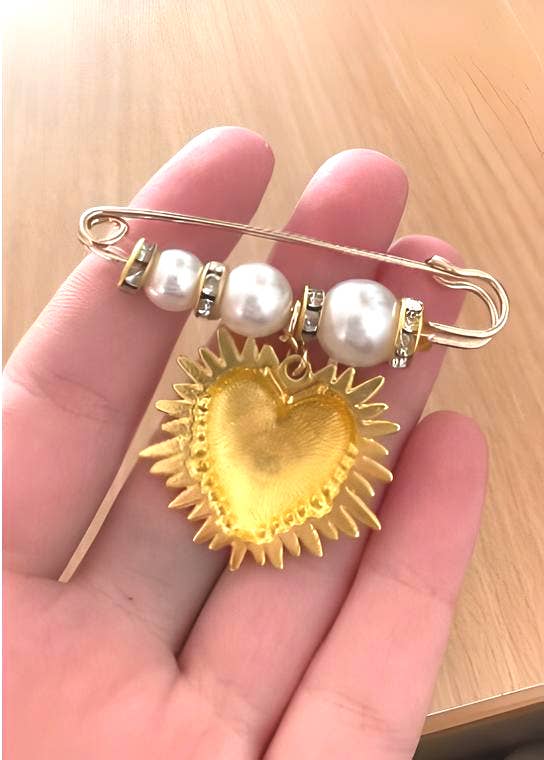 Wild & Free – Großhandel Broschen – Vintage-Brosche mit rotem Herz3