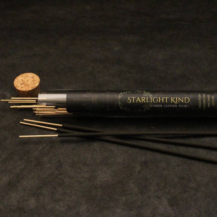 Starlight Kind - Bâtonnets d'encens au charbon dans un tube en verre pour la vente par Revelrie Arts
