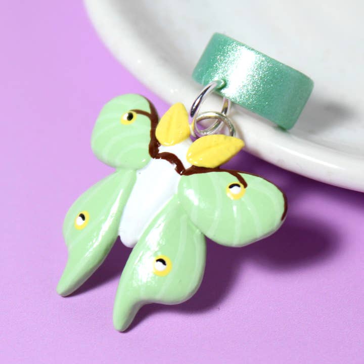 Orecchino Luna Moth per la vendita all'ingrosso da parte di Mariposa Miniatures