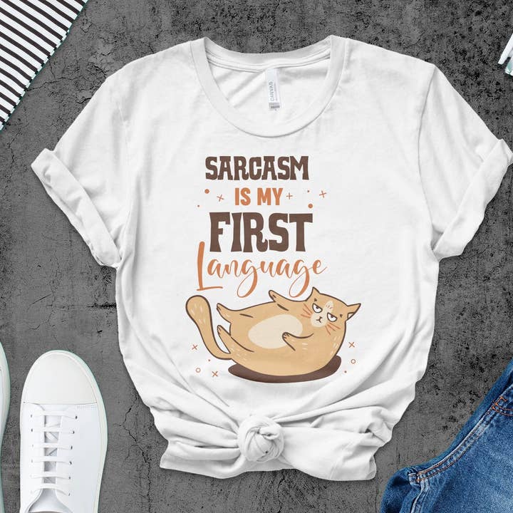 Grappig T-shirt voor katten Sarcasme is mijn moedertaal, schattig sarcastisch kattenshirt, T-shirt met humoristische afbeelding, uniseks shirt voor kattenliefhebbers, cadeau-idee voor wholesale door FreakyTeeFactory
