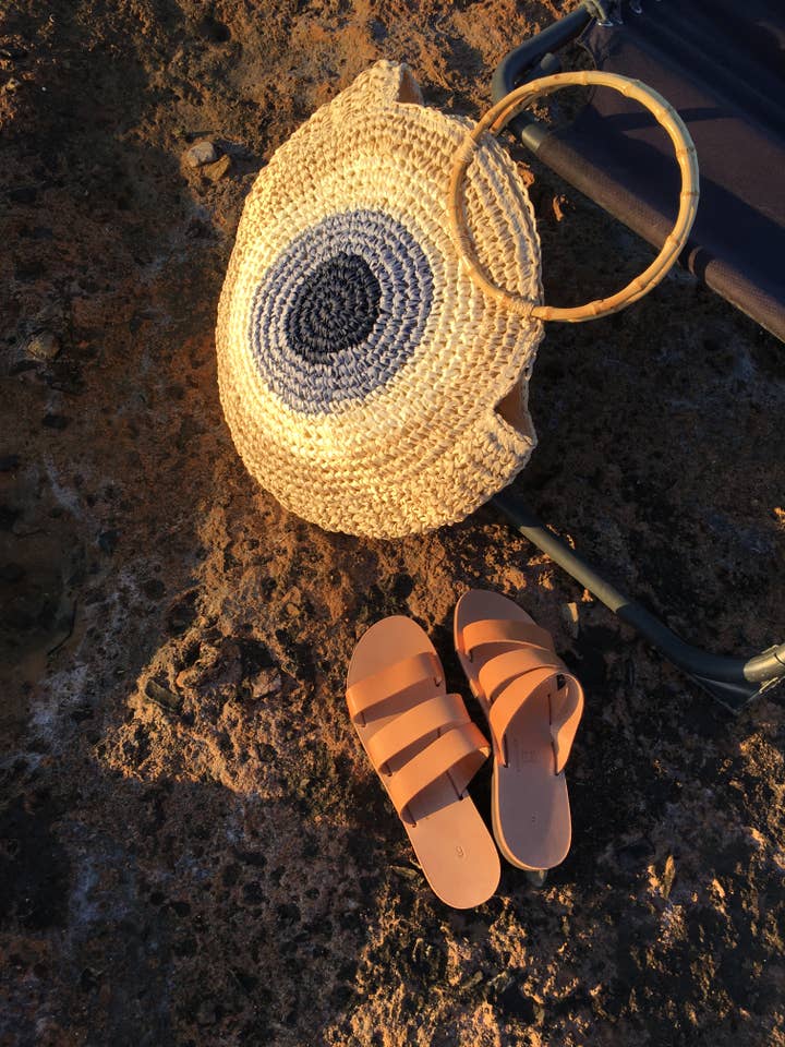 Cabas rond tissé à la main en raphia, "Mauvais Œil" pour la vente par SIBYLLADELPHICA