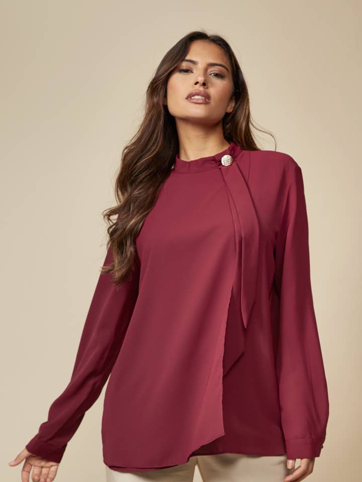 Oversized top met hoge hals en broche-details in bordeauxrood. voor wholesale door Hoxton Gal