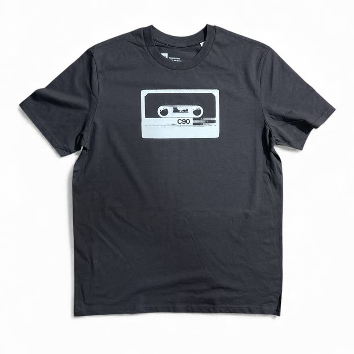 Unisex Bio-T-Shirt mit C90 Kassetten-Motiv – Anthrazit, handbedruckt in Weiß für den Großhandel von ilovemixtapes