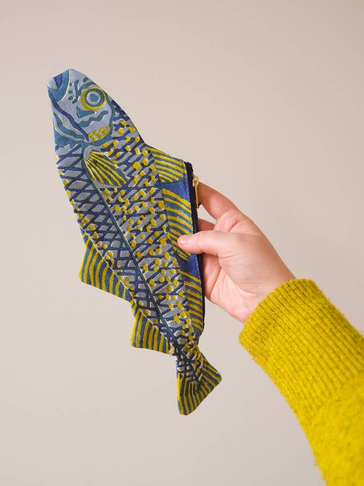 Fodral i tyg formad som fisk för wholesale av East End Press