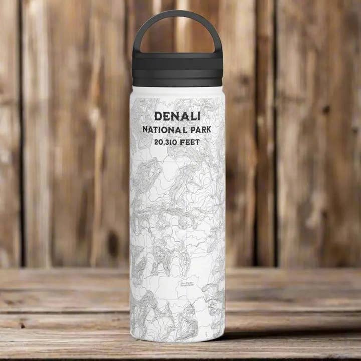 Bouteille d'eau en acier inoxydable topographique avec couvercle à poignée du parc national de Denali Alaska 20 310 pieds. pour la vente par Park Service Apparel