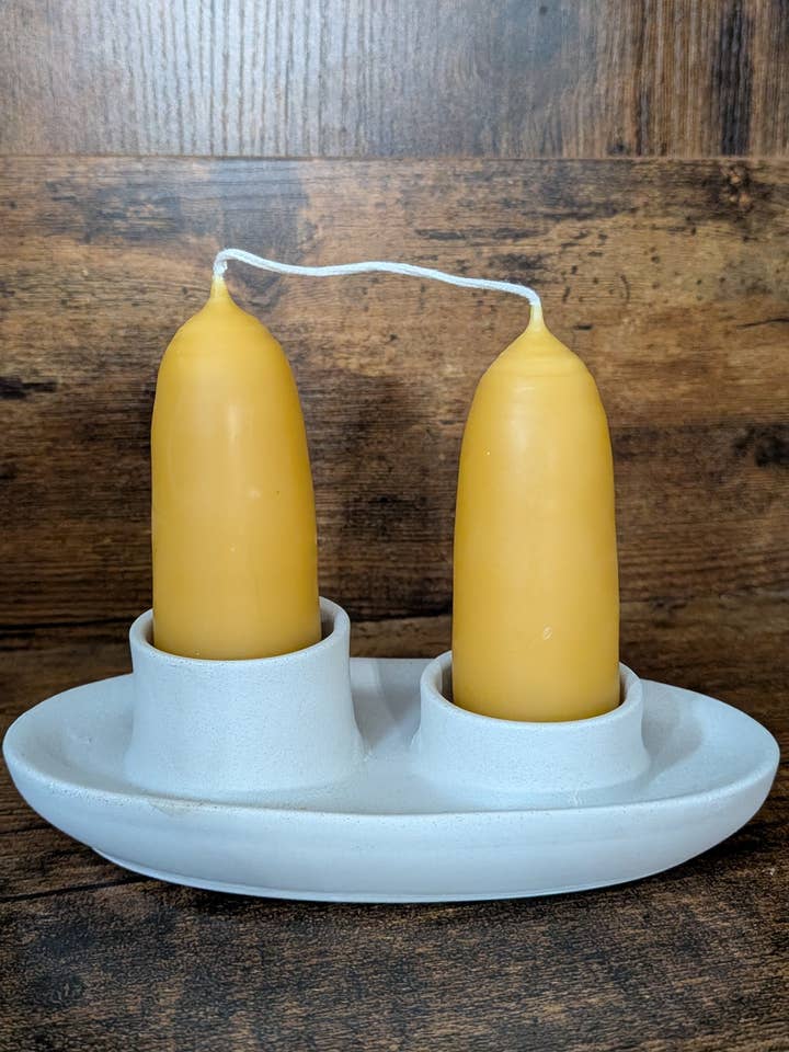 Bougies Trapues en Cire d'Abeille, Paire, Style Britannique, Trempées à la Main pour la vente par Yarrow Bone Farmstead