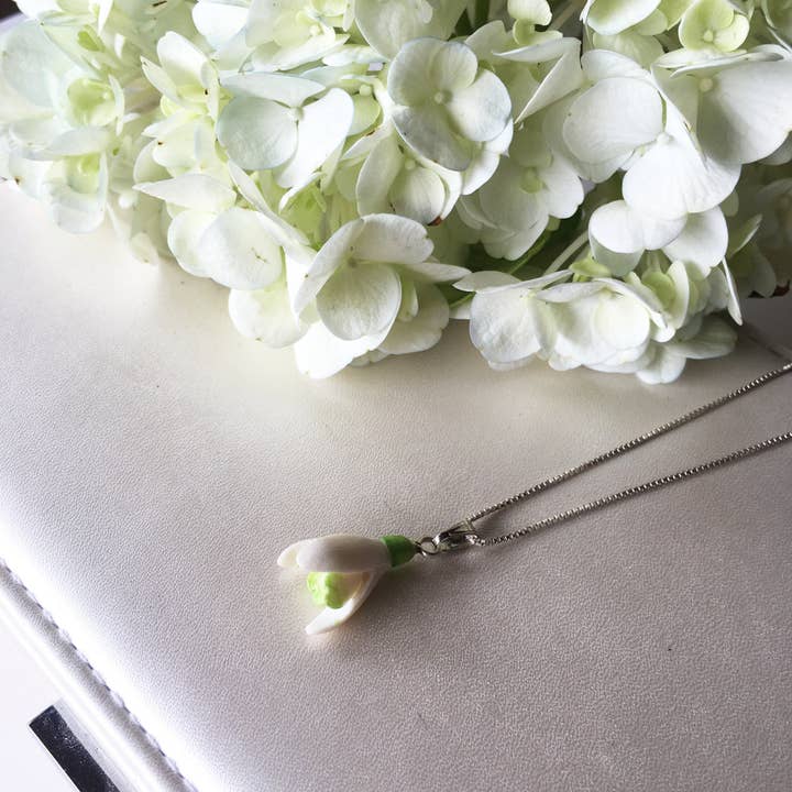 Hop Skip & Flutter - Venta al por mayor Collares con colgantes/abalorios - Collar de campanilla de porcelana/collar de campanilla/campanilla1