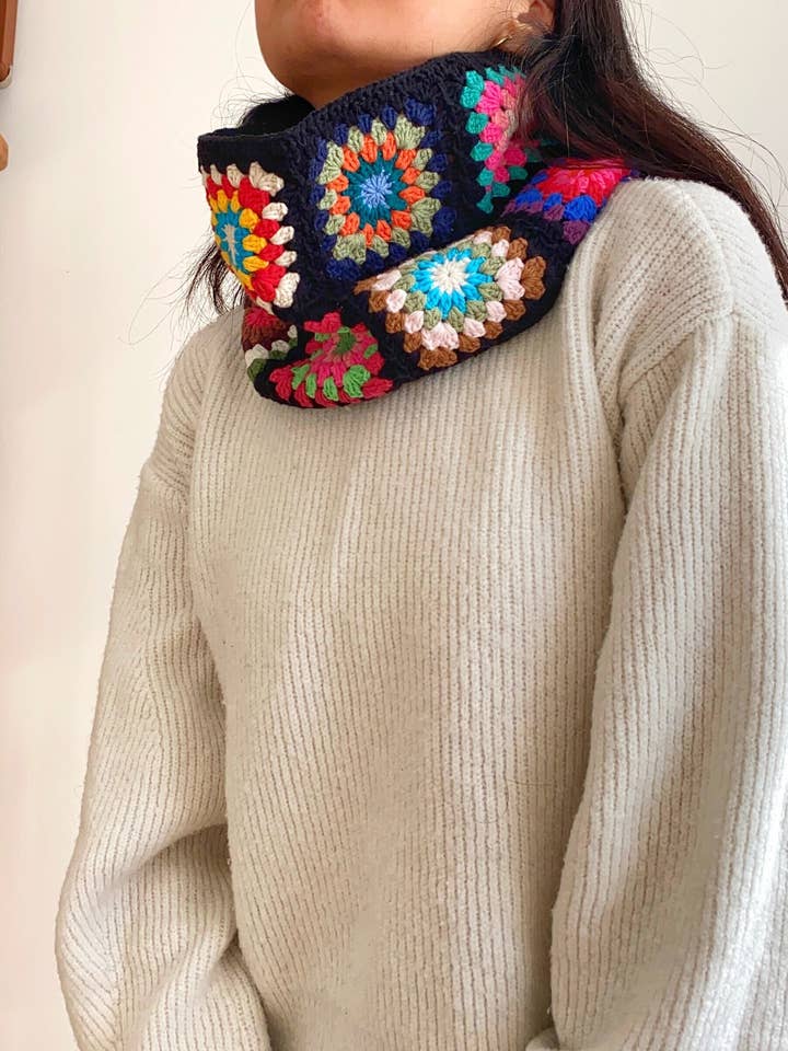 Écharpe Infinie Carré Granny au Crochet Châle Fait Main pour la vente par Honey Art and Nature