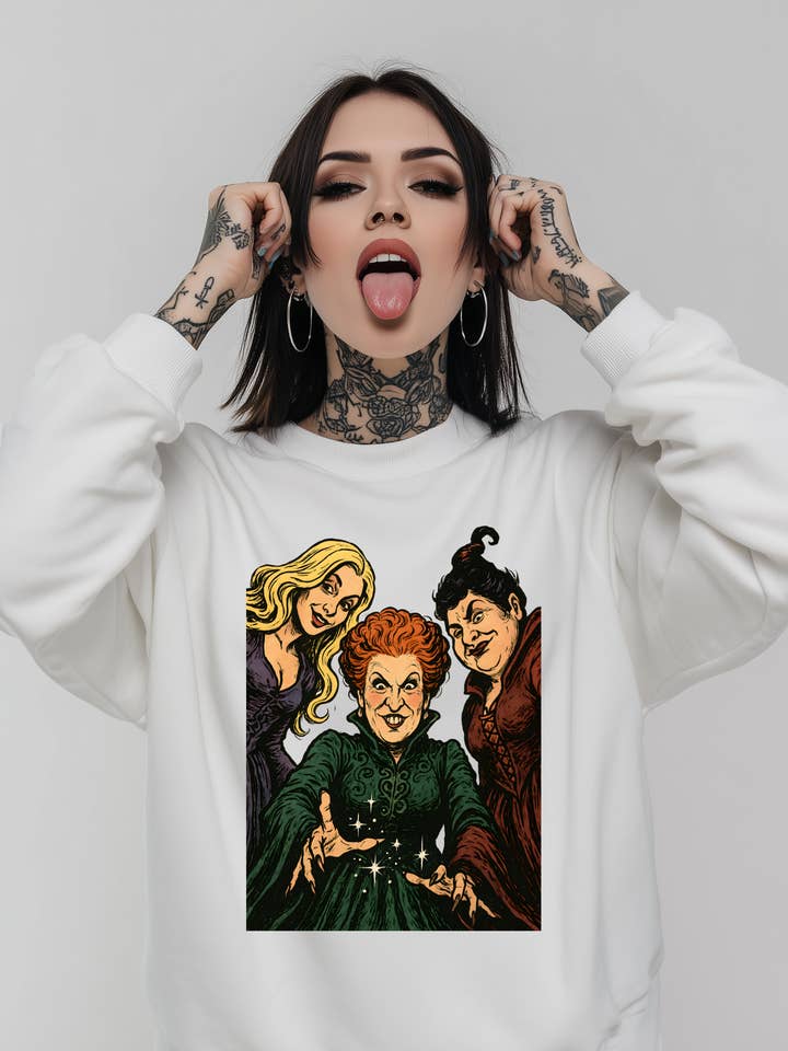 Le sweat-shirt imprimé des 3 sorcières pour la vente par Cute And Spook
