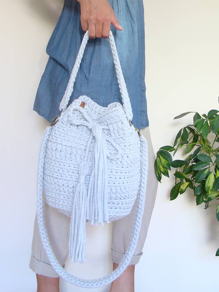 Sac seau bohème en crochet avec pompons, bandoulière et poignée courte pour la vente par Woolfans
