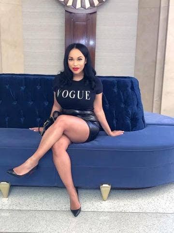 Camiseta feminina de algodão de manga curta da Vogue em preto ou branco por atacado de The Shade Valley