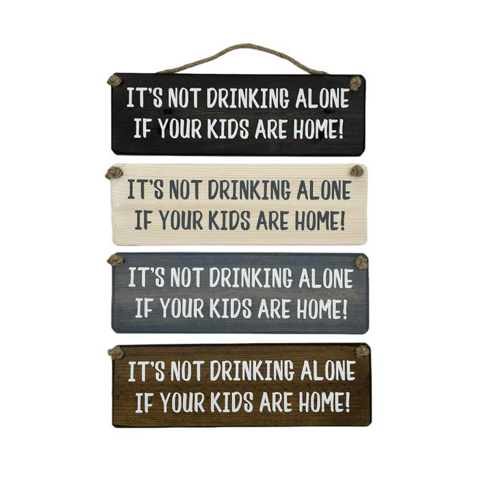 Targa in legno da appendere fatta a mano «It's not drinking alone, if» per la vendita all'ingrosso da parte di The Giggle Gift Company