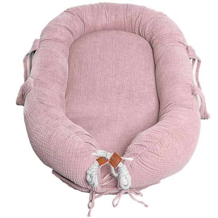 Nido ergonomico per neonato in mussola biologica color rosa per la vendita all'ingrosso da parte di Hi Little One
