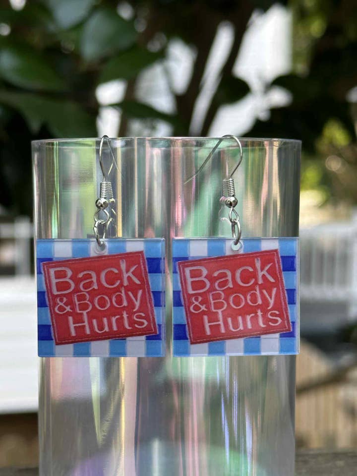 Tilbage og Krop Gør Ondt Øreringe – Sjovt Udsagnssmykke for engroshandel hos Arcfo Jewelry