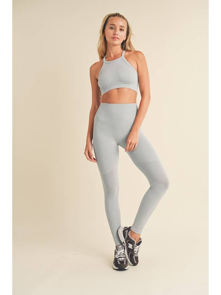 KIMBERLY C – Engroshandel Activewear-sæt – til kvinder – Sømløs ribbet BH og leggingssæt med høj hals1
