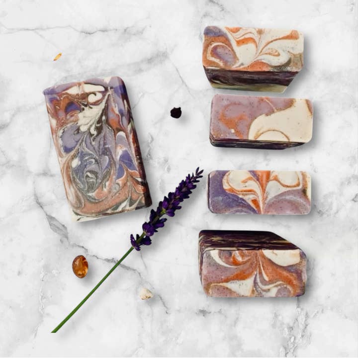 Svart bärnsten & lavendel getmjölkstvål för wholesale av Enchanted Gardens Soapery