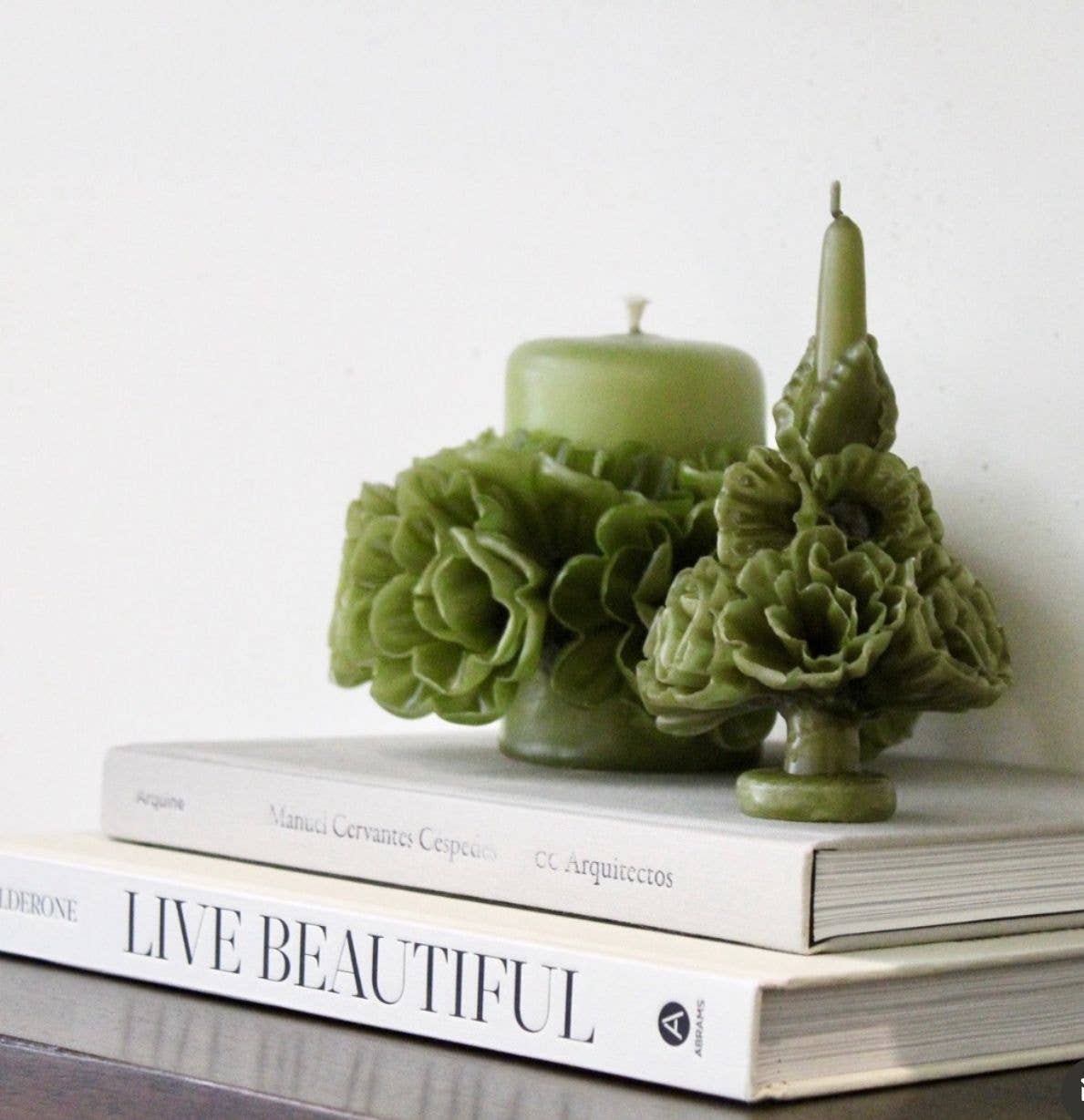 Moderno Decor - Decorative Floral Candles - Venta al por mayor Velas cónicas/candeleros - Vela cónica floral artesanal de cera de abejas color oliva - arte de Oaxaca3