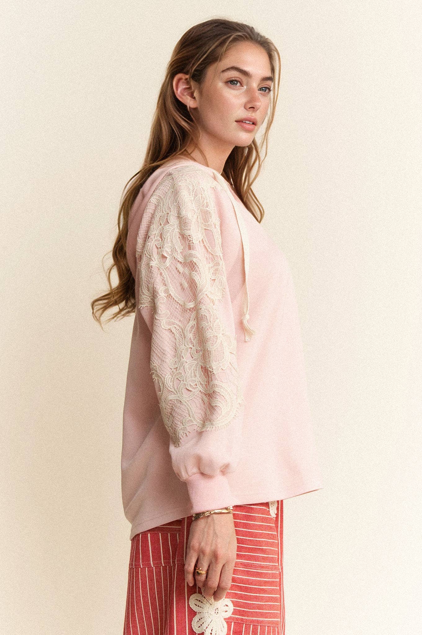 Davi & Dani – Großhandel Hoodie – Damen – HOODIE MIT SPITZENDETAIL UND LOCKERER PASSFORM UND LANGEN ÄRMELN12