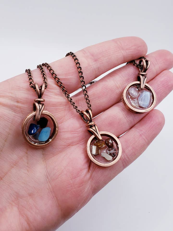 Collier pièce de monnaie, résine et pierres précieuses pour la vente par Lost Things Artisan Jewelry