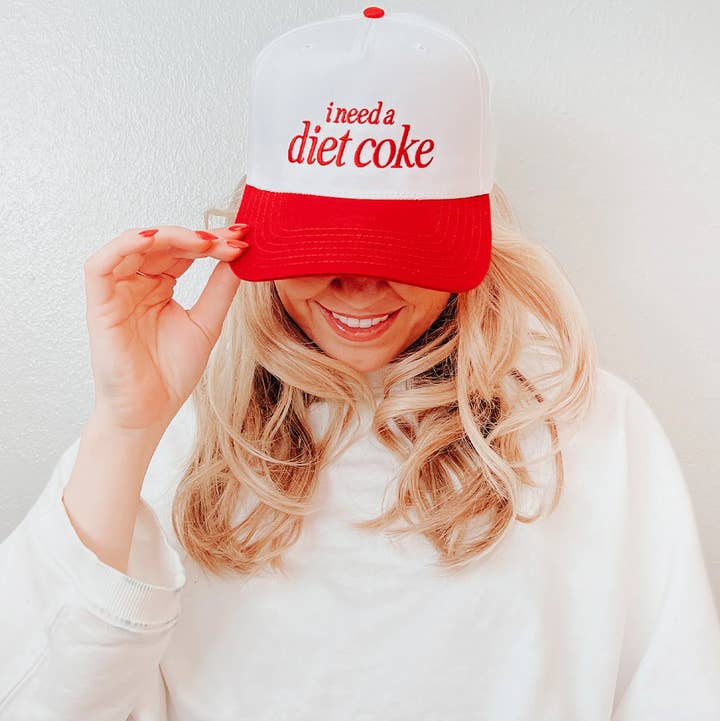 Maddon and Co - Vente Casquette de camionneur – femme - J'ai besoin d'une casquette de camionneur brodée Diet Coke - Rouge et Blanc.1