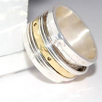 Bague en argent et or martelée pour la vente par Otis Jaxon London