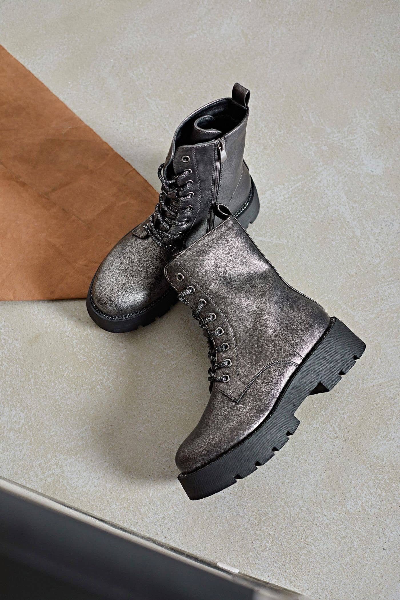 SWEET MAGIC MODA Y COMPLEMENTOS - Wholesale Boots - Unisex - MILITARY-STYLE BOOT WITH LACES 1