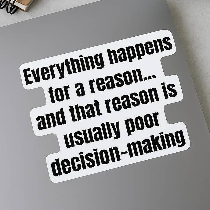 "Alles Gebeurt met een Reden... en Die Reden is Meestal Slechte Besluitvorming" – Sarcastische Vinylsticker voor Laptops, Waterflessen en Meer voor wholesale door Wear Us Out