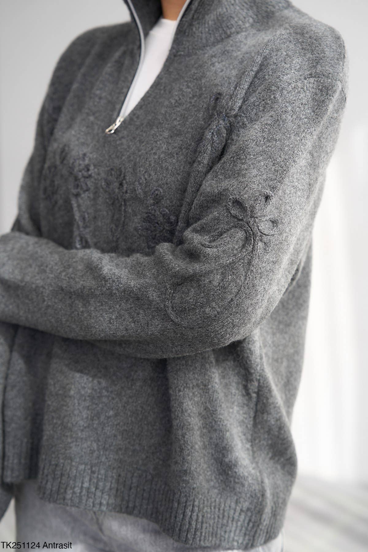 Design company-Fatma Balkir - Vente Pull en maille – femme - Pull à fermeture éclair en tricot pour femmes avec broderie florale.3