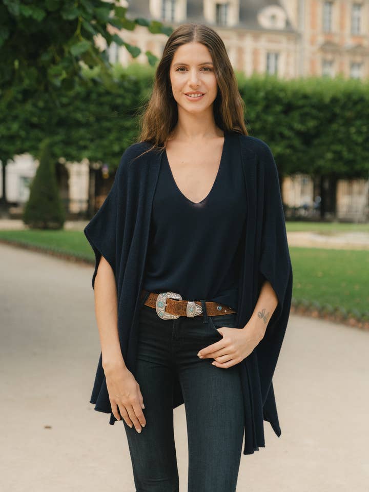 Öppen ärmlös oversize kofta i cirkulär stickning för wholesale av JULIA PARIS