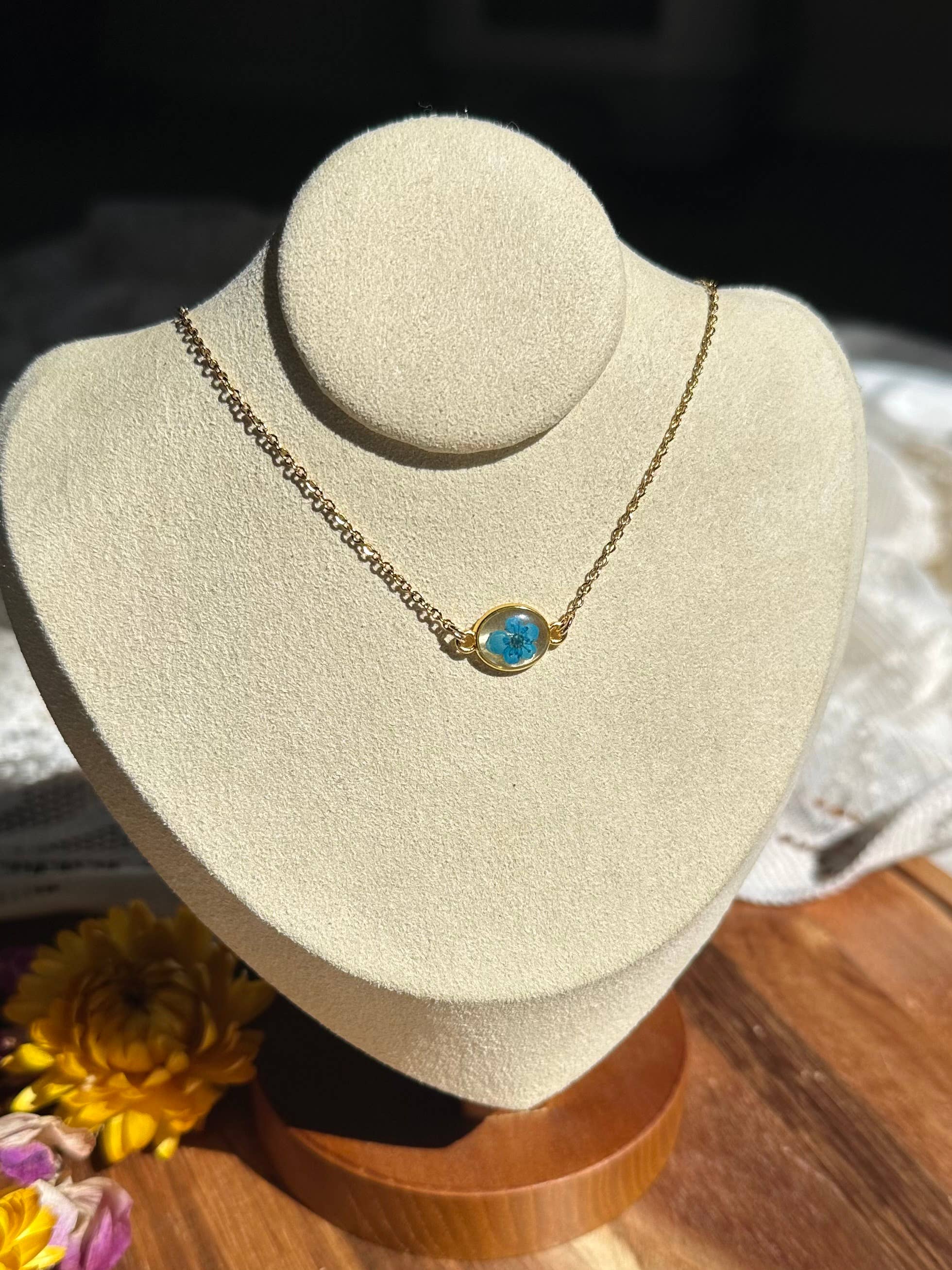 Lucky Lucky Studios – Großhandel Kette mit Anhänger/Charm – Echte Blumen-Halskette (goldene ovale Fassung)5