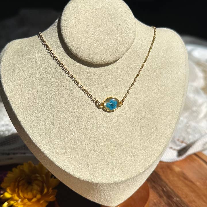 Lucky Lucky Studios – Großhandel Kette mit Anhänger/Charm – Echte Blumen-Halskette (goldene ovale Fassung)5