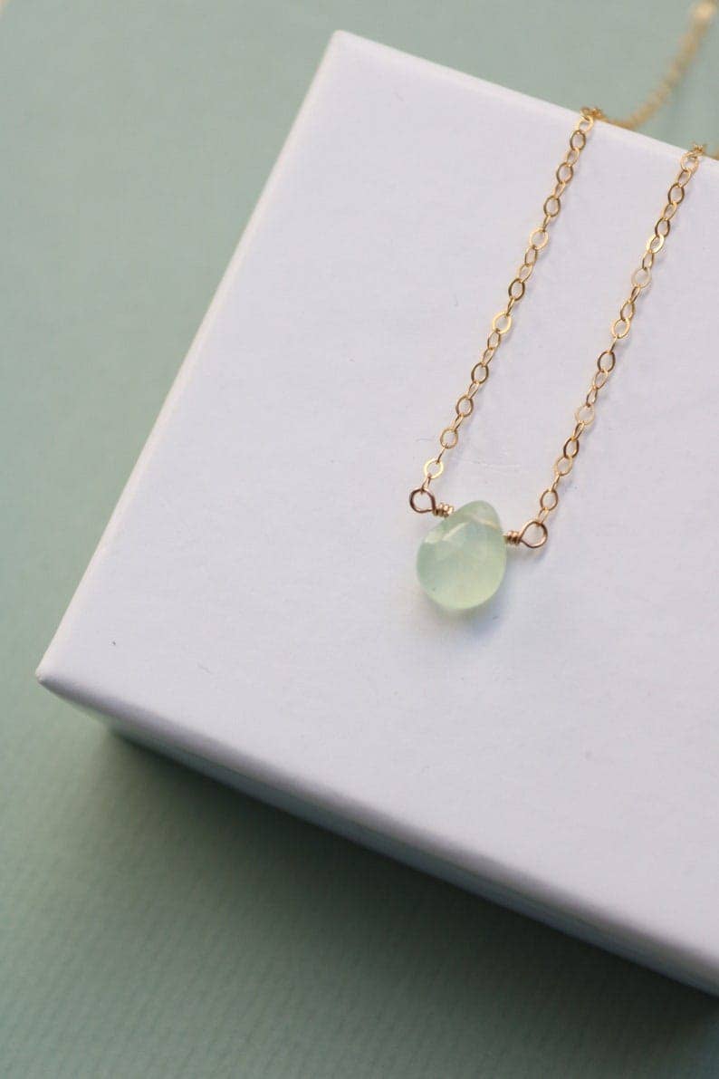 Positiva Jewelry - Vente Colliers à pendentif - Collier délicat en chaîne dorée avec pendentif en pierre de préhnite5