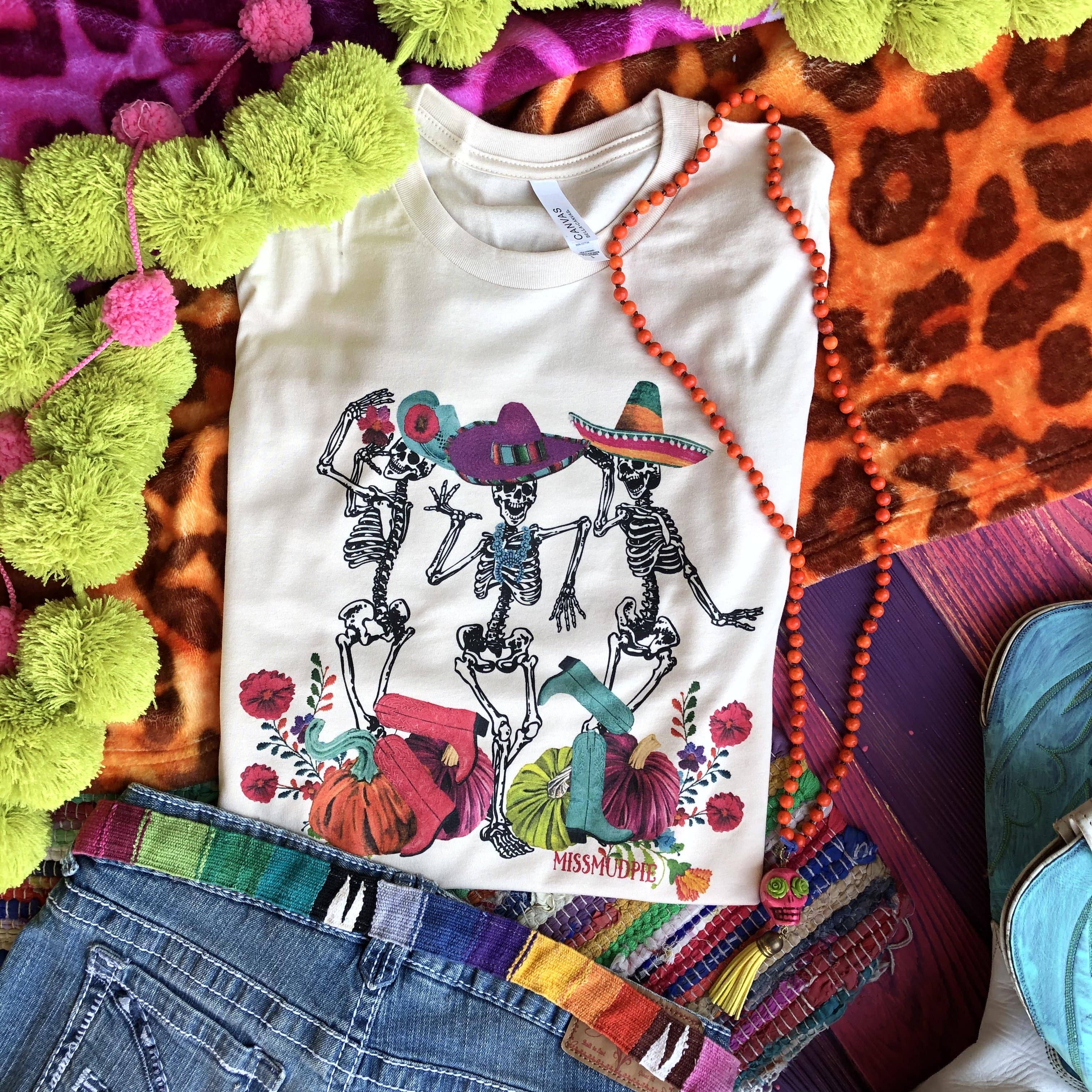 THE LATTIMORE CLAIM – Engroshandel T-shirt med print - Dame – Dancing skeletter med græskar - 3 farvemuligheder!2