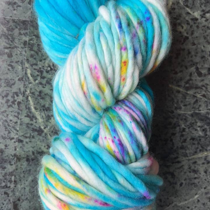 Honey and Clover Knits, LLC - Venta al por mayor Hilos - Hilo teñido a mano | hilo supervoluminoso | hilo de lana merino teñido a mano | lana teñida indie | Blue Bayou1