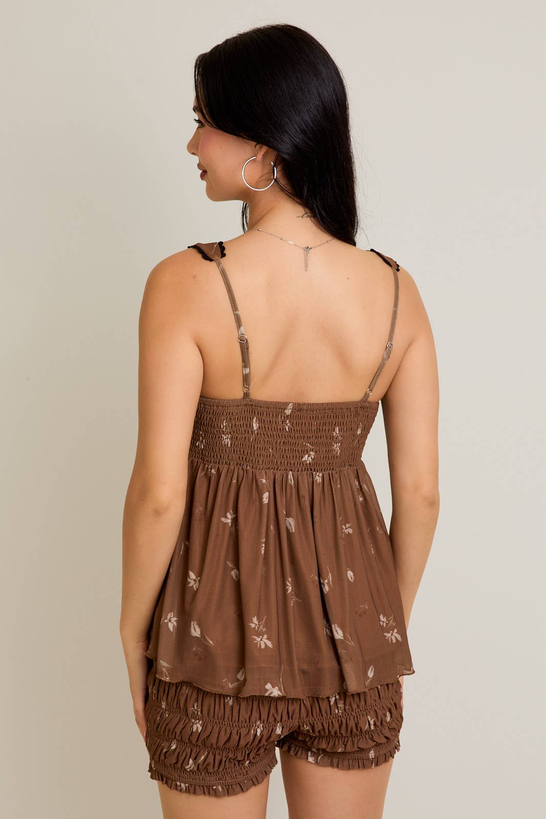 FLORAL MARRON-TAUPE Haut babydoll avec détail en dentelle et short smocké taille mi-haute en vente sur Faire4