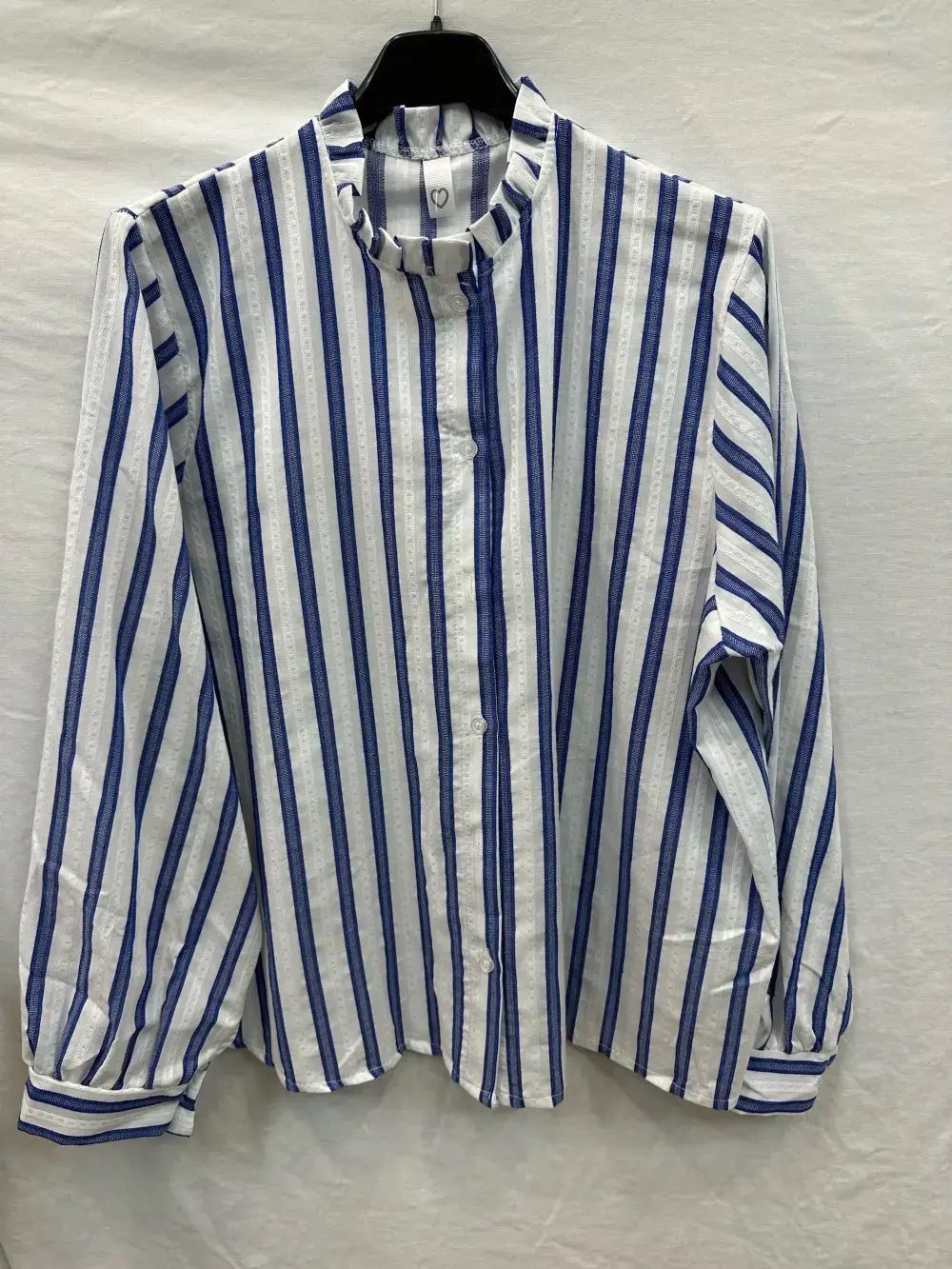 Mimi & Gogo - Wholesale Overhemd met knopen - Dames - Gestreept overhemd met ruches aan de kraag1