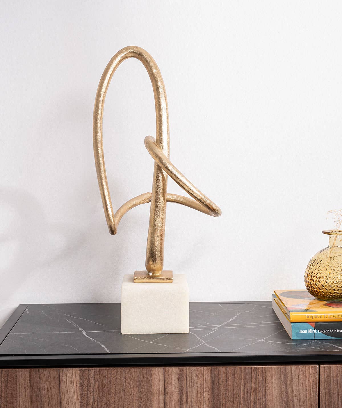 Gdeco - Venta al por mayor Escultura - Escultura De Poliresina, Lacado Oro, Base Blanca, 22*49*22 Cm.3